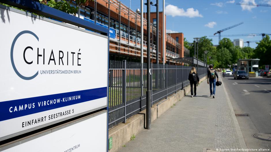 В Берлине вылечили американца после заражения Эболой 1 77223780 403.jpg Deutsche Welle клиника "Шарите", эбола