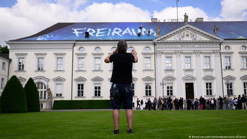 Как секс-кукла попала в резиденцию президента Германии 1 77477273 403.jpg Deutsche Welle секс-кукла