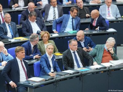 "Куклы Путина" и "интересы ФРГ": в бундестаге осудили поездку АдГ 3 77506814 403.jpg Deutsche Welle АдГ
