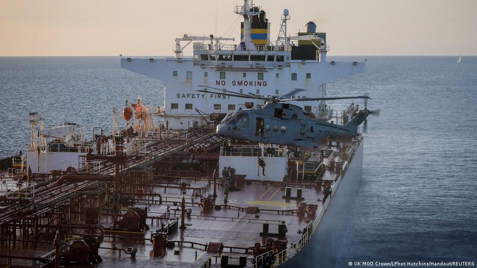 К району перехвата Smyrtos в Ла-Манше подходит танкер РФ 1 77550176 403.jpg Deutsche Welle Ла-Манш