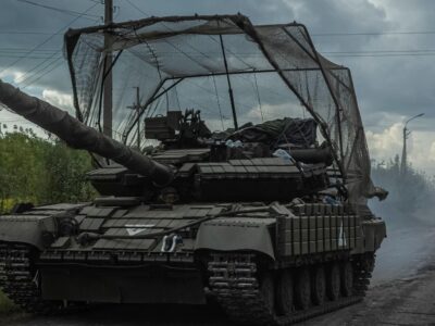 Украинский танк с системой защиты сверху типа «капюшон»