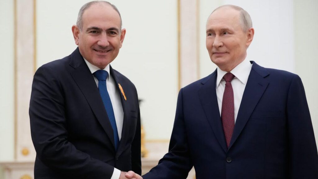 Президент России Владимир Путин (справа) и премьер-министр Армении Никол Пашинян пожимают друг другу руки во время встречи в Кремле в Москве, Россия, 1 апреля 2026 года.