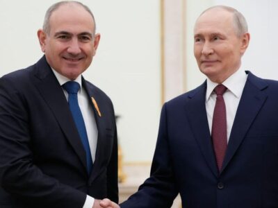 Президент России Владимир Путин (справа) и премьер-министр Армении Никол Пашинян пожимают друг другу руки во время встречи в Кремле в Москве, Россия, 1 апреля 2026 года.