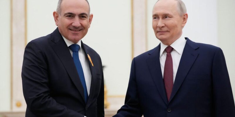 Президент России Владимир Путин (справа) и премьер-министр Армении Никол Пашинян пожимают друг другу руки во время встречи в Кремле в Москве, Россия, 1 апреля 2026 года.