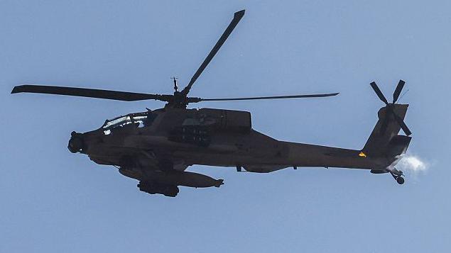 Вертолет AH-64 Apache израильских ВВС в небе над Ливаном