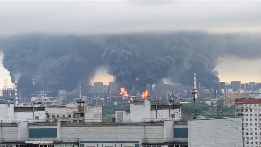 Москва подверглась одной из крупнейших за последнее время атак дронов. Что известно 1 Над промышленным комплексом в нескольких местах поднимаюся клубы черного дыма, в двух местах виден открытый огонь.