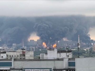Москва подверглась одной из крупнейших за последнее время атак дронов. Что известно 2 Над промышленным комплексом в нескольких местах поднимаюся клубы черного дыма, в двух местах виден открытый огонь.