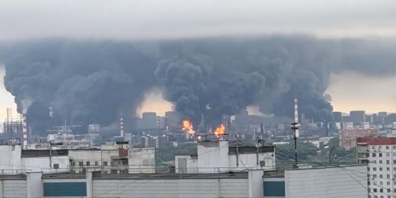 Москва подверглась одной из крупнейших за последнее время атак дронов. Что известно 1 Над промышленным комплексом в нескольких местах поднимаюся клубы черного дыма, в двух местах виден открытый огонь.