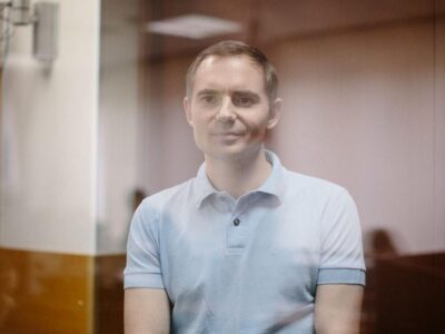 Максим Круглов в стекляном "аквариуме" в помещении суда. Одет в голубое поло