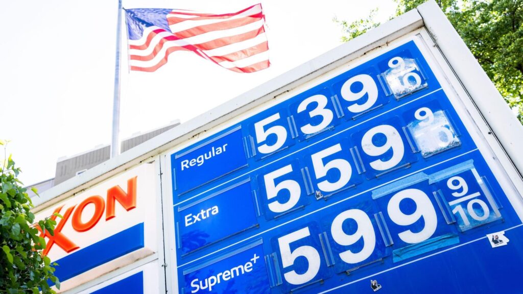 США приостановили санкции против иранской нефти. Иран отрицает, что согласился допустить инспекторов к ядерным объектам 1 Ценник на автозаправочной станции в США