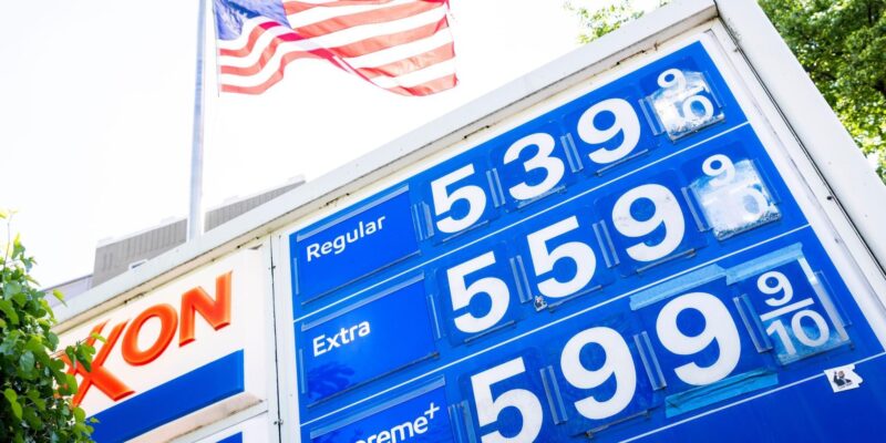 США приостановили санкции против иранской нефти. Иран отрицает, что согласился допустить инспекторов к ядерным объектам 1 Ценник на автозаправочной станции в США