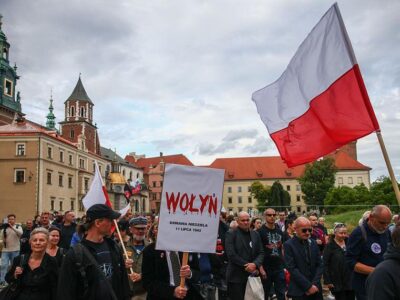 Дело о Белом орле. Почему снова поссорились Украина и Польша, и есть ли перспективы мира? 10 Люди идут с флагами Польши, на транспаранте на переднем плане написано Wołyń, буквы написаны красным и с них стекает кровь