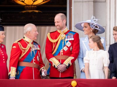 День рождения Карла III: парад в центре Лондона, пролет «Красных стрел» и королевская семья на балконе Букингемского дворца 3 Королева Камилла, король Карл III, принц Уильям, принц Уэльский, принцесса Шарлотта Уэльская, принцесса Кэтрин, принц Георг Уэльский и принц Луи Уэльский сфотографированы на балконе Букингемского дворца