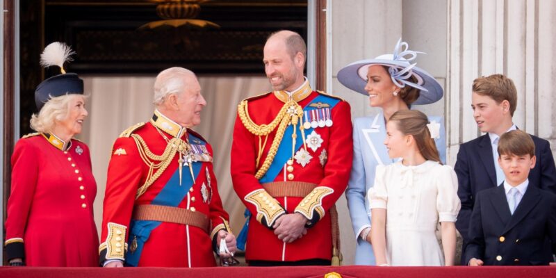 День рождения Карла III: парад в центре Лондона, пролет «Красных стрел» и королевская семья на балконе Букингемского дворца 1 Королева Камилла, король Карл III, принц Уильям, принц Уэльский, принцесса Шарлотта Уэльская, принцесса Кэтрин, принц Георг Уэльский и принц Луи Уэльский сфотографированы на балконе Букингемского дворца