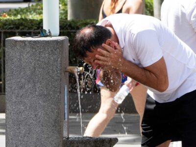 Прогноз — выше 40°C. Во многих странах Европы объявлен красный уровень опасности из-за жары 3 Мужчина умывается у питьевого фонтанчика в Испании. На нем белая футболка и черные шорты