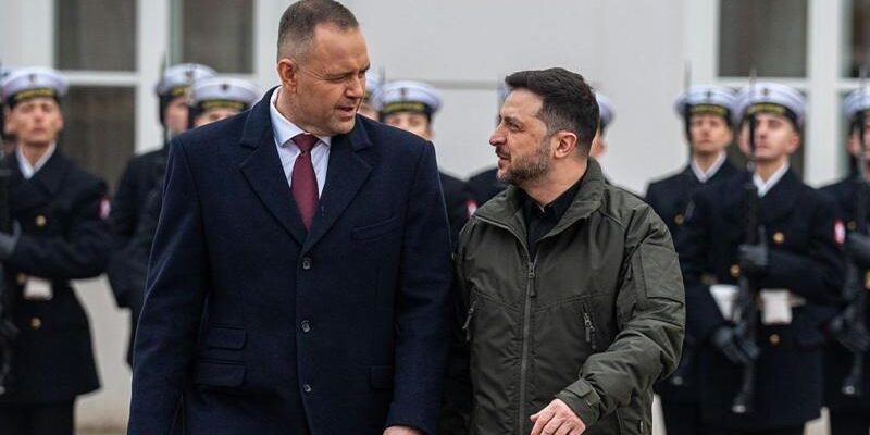 Президент Польши лишил Зеленского высшего ордена из-за «Героев УПА» в названии части ВСУ 1 Кароль Навроцкий и Владимир Зеленский