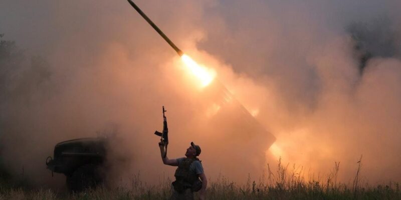 «Вся Константиновка в серой зоне». Что происходит в ключевом для Донбасса городе, который пытается окружить Россия 1 A Ukrainian soldier from the 93rd Kholodnyi Yar Separate Mechanized Brigade of the Ukrainian Armed Forces reacts as his colleagues fire a BM-21 Grad multiple launch rocket system towards Russian troops