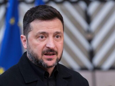 Зеленский требует убрать из Беларуси «ретрансляторы» для дронов, Москва заявляет об «агрессивных» угрозах. О какой технике идет речь? 2 Президент Украины Владимир Зеленский общается с представителями СМИ перед началом саммита ЕС в здании «Европа» 18 июня 2026 года в Брюсселе