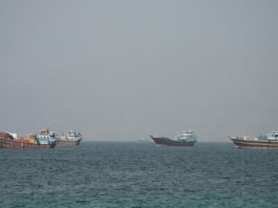 Четыре больших судна в Ормузском проливе, вид со стороны Омана