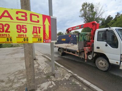 Бензин по QR-коду, гречка про запас. Как аннексированный Крым переживает блокаду? 4 Грузовик проезжает мимо табло с ценами на топливо, на котором отображаются нули, на автозаправочной станции в Евпатории 3 июня 2026 года.