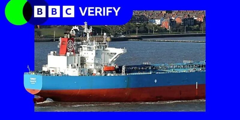 Танкер Forwarder стоит на якоре в порту. На изображении судно наложено на фоне фирменных цветов и логотипа BBC Verify.