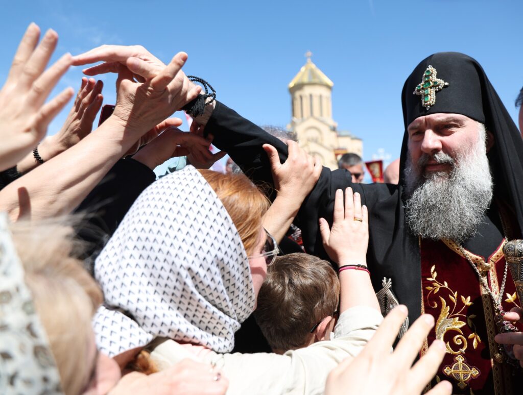 В Грузии состоится всеобщее крещение детей 1 patriarx shio ludi blagoslovenie новости всеобщее крещение, Илиа Второй, Католикос-Патриарх всея Грузии, самеба, Собор святой троицы, Шио III