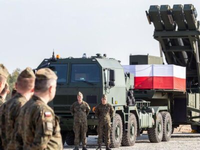 Польша рассекретила данные о военной помощи Украине с 2022 года — в ответ на критику о поставках Киеву ракет для систем Patriot 6 Польские военные стоят возле пусковой установки противовоздушной обороны Patriot, установленной на военной базе.