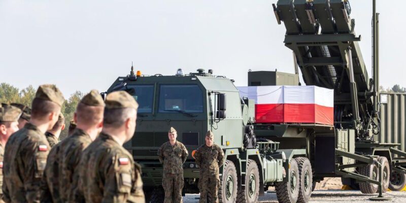 Польша рассекретила данные о военной помощи Украине с 2022 года — в ответ на критику о поставках Киеву ракет для систем Patriot 1 Польские военные стоят возле пусковой установки противовоздушной обороны Patriot, установленной на военной базе.