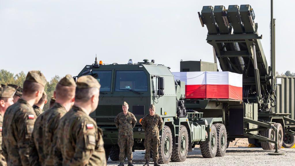 Польша рассекретила данные о военной помощи Украине с 2022 года — в ответ на критику о поставках Киеву ракет для систем Patriot 1 Польские военные стоят возле пусковой установки противовоздушной обороны Patriot, установленной на военной базе.
