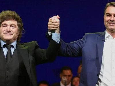 Президент Аргентины Милей поддержал сына Болсонару на выборах в Бразилии. Действующего президента Лулу он назвал вором 2 Президент Аргентины Хавьер Милей поднимает руки вверх вместе с бразильским сенатором Флавио Болсонару. Оба мужчины одеты в костюмы и улыбаются, выступая на предвыборном мероприятии.