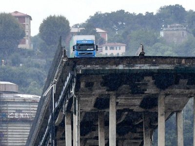 Грузовик застыл на краю обрушившегося моста в Генуе