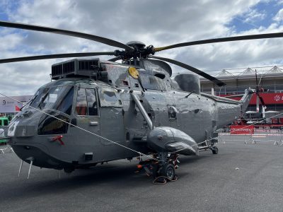 Westland WS-61 Sea King стоит на поле аэродрома