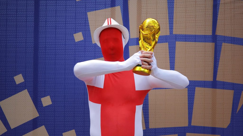 Неутешительный финал. Зачем вообще нужен матч за 3-е место на чемпионате мира по футболу? 1 Английский фанат с игрушечным кубком мира