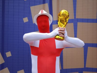 Неутешительный финал. Зачем вообще нужен матч за 3-е место на чемпионате мира по футболу? 2 Английский фанат с игрушечным кубком мира
