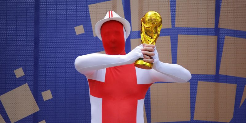 Неутешительный финал. Зачем вообще нужен матч за 3-е место на чемпионате мира по футболу? 1 Английский фанат с игрушечным кубком мира