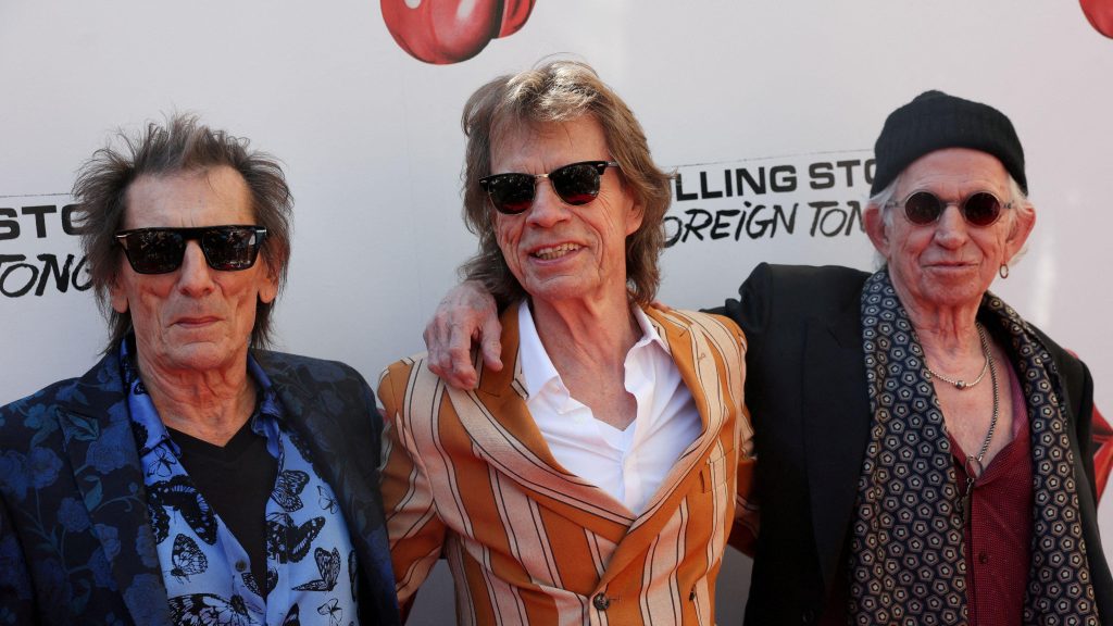 Rolling Stones выпустили новый альбом Foreign Tongues. На нем играет Пол Маккартни, а в песнях вспоминают Маска и «автократов с ракетами» 1 Рони Вуд, Мик Джаггер и Кит Ричардс