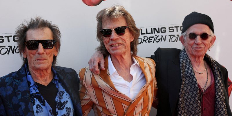 Rolling Stones выпустили новый альбом Foreign Tongues. На нем играет Пол Маккартни, а в песнях вспоминают Маска и «автократов с ракетами» 1 Рони Вуд, Мик Джаггер и Кит Ричардс