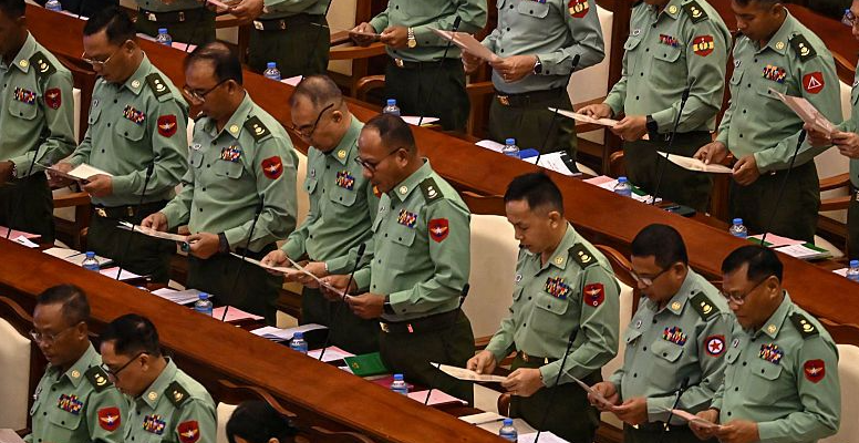 Военные в парламенте Мьянмы