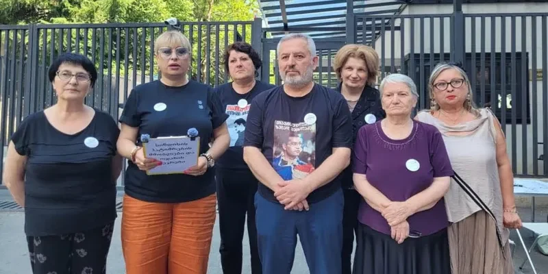 Семьи задержанных на акциях обратились с требованиями к Общественному вещателю 1 3113 новости Общественный вещатель, родители, узники совести в Грузии, эфир