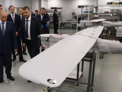 Владимир Путин осматривает дрон «Орлан-10»