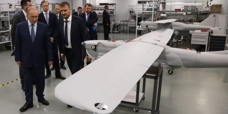 Владимир Путин осматривает дрон «Орлан-10»