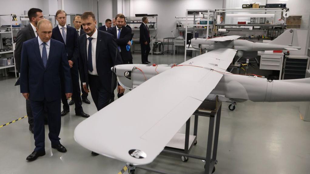 Доклад IISS: Россия запускала дроны с танкеров «теневого флота», чтобы следить за военными объектами в Европе и запугивать Запад 1 Владимир Путин осматривает дрон «Орлан-10»