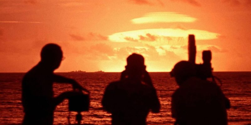 Операторы и фотографы наблюдают за американским ядерным испытанием на атолле Эниветок в Тихом океане в 1958 году