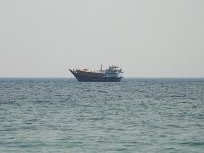 «Линия разлома» в Ормузском проливе. В чем слабость американо-иранского соглашения? 5 Судно в Ормузском проливе, вид из Мусандама, Оман