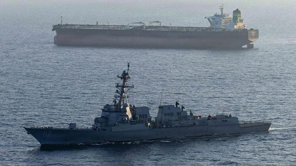 Море, на переднем плане военный корабль, чуть дальше еще одно судно