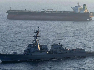 Море, на переднем плане военный корабль, чуть дальше еще одно судно