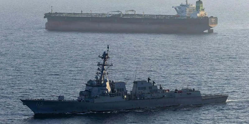 Море, на переднем плане военный корабль, чуть дальше еще одно судно