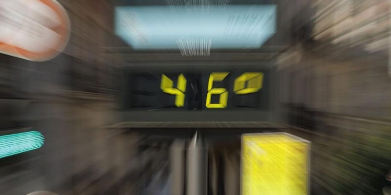 Жара в Европе: погибшие и пропавшие без вести в Испании, обширные пожары, тысячи эвакуированных 1 Температура на табло в Гранаде, Испания