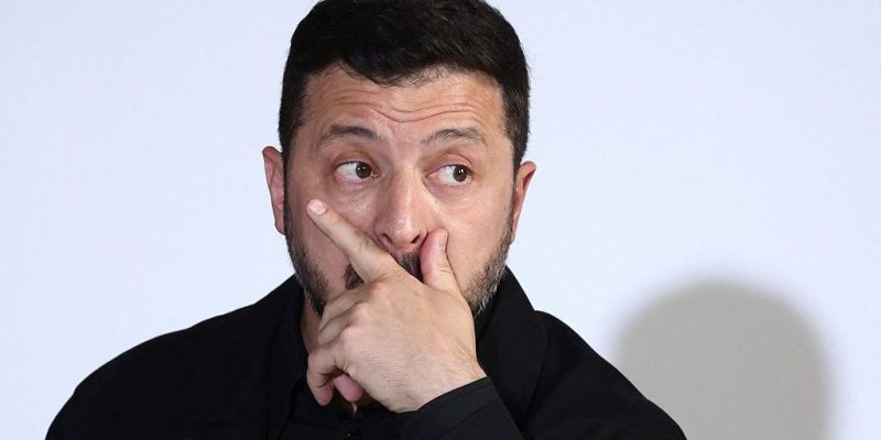 «Круговорот министров»? Зачем Зеленский меняет премьера и кто может возглавить Кабмин. Текстовая версия подкаста «Что это было?» 1 Владимир Зеленский задумчиво смотрит вбок, прикрыв ладонью рот