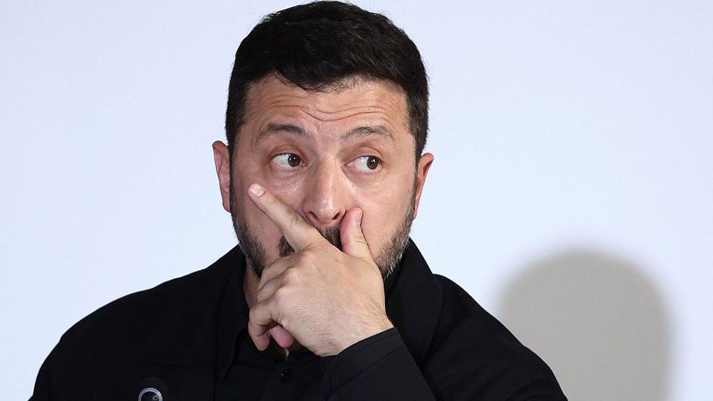 «Круговорот министров»? Зачем Зеленский меняет премьера и кто может возглавить Кабмин. Текстовая версия подкаста «Что это было?» 1 Владимир Зеленский задумчиво смотрит вбок, прикрыв ладонью рот